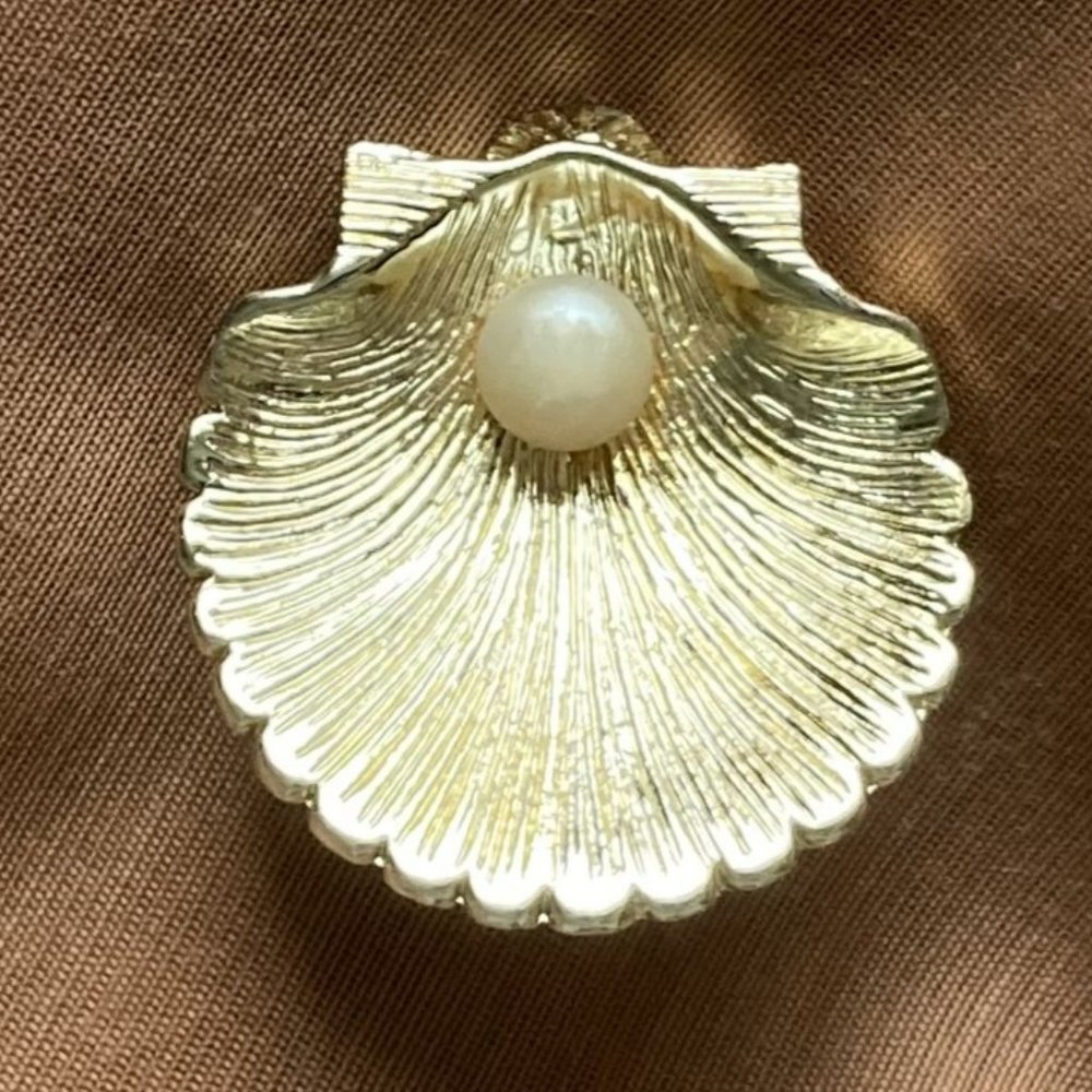Gold plated Clam Shell pin with Pearl - Vintage